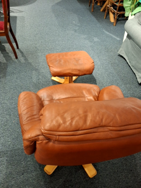 Læderstol med skammel